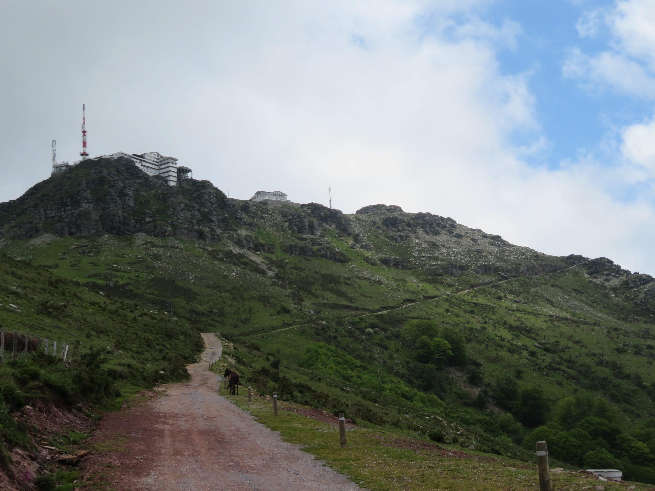 Pistade acceso a la cima del Larrrun desde Bera.